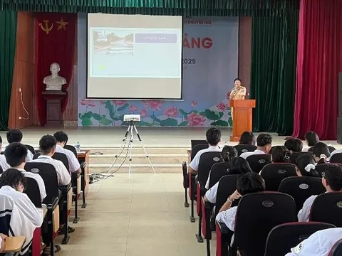 Gần 1.000 học sinh Trường THPT chuyên Nguyễn Huệ được trang bị kiến thức an toàn giao thông
