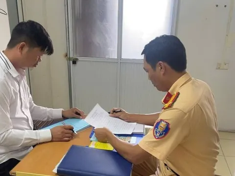 Xử phạt tài xế để trẻ em thò đầu ra ngoài xe ô tô khi đang lưu thông trên quốc lộ