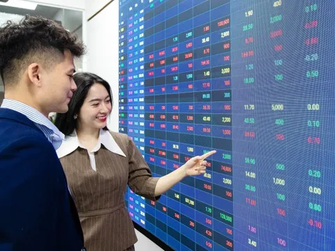 Thị trường chứng khoán tục rung lắc, khuyến nghị giải ngân cổ phiếu từng phần