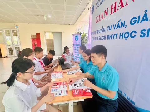 BHXH cơ sở Long Biên ra quân triển khai “Gian hàng tuyên truyền chính sách BHYT học sinh, sinh viên”