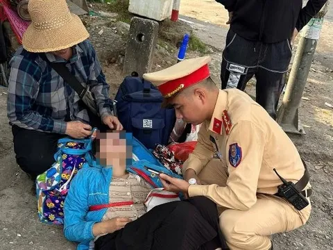 Cảnh sát giao thông Hà Nội kịp thời sơ cứu, đưa người phụ nữ bất tỉnh đi cấp cứu an toàn