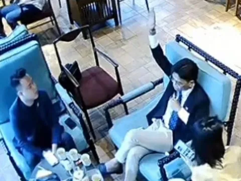 Vụ nhân viên tiệm cà phê bị tấn công: "Tổng tài" nói gì về hành động giơ tay?