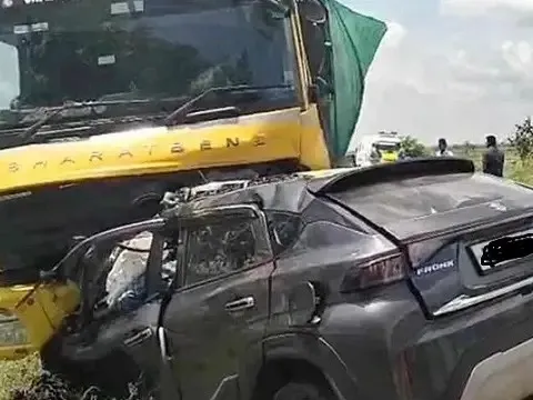 7 người trong gia đình tử vong tại chỗ khi xe tải đâm vào ô tô