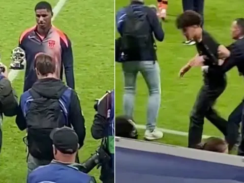 CĐV lao vào sân khi Rashford nhận giải Cầu thủ xuất sắc nhất trận