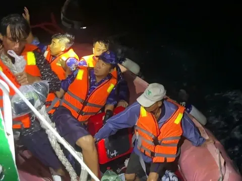 Bị chìm tàu, 4 ngư dân trôi dạt trên biển trong đêm tối