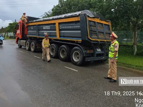 Cảnh sát giao thông tăng cường xử lý xe chở cát "khủng", rơi vãi trên đường Hồ Chí Minh
