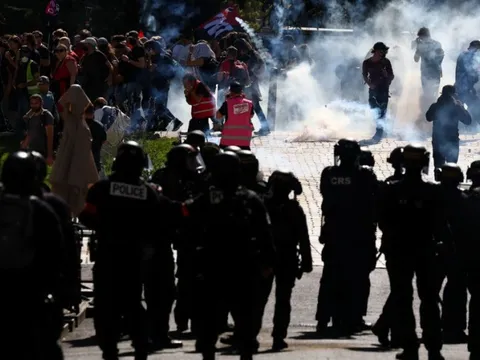 Hàng trăm nghìn người biểu tình ở Pháp, kêu gọi ông Macron làm một điều