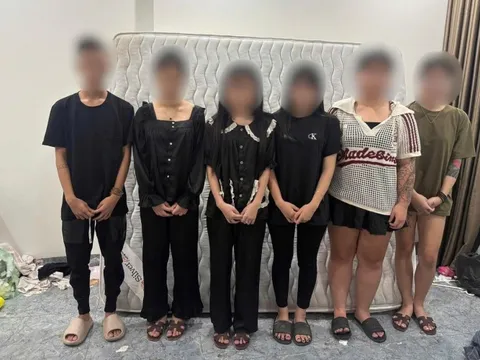 Bí mật của 5 thiếu nữ và 1 nam giới tại phòng 402 một nhà nghỉ