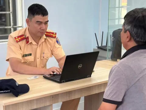 Phát hiện tài xế đi không đúng làn đường, chủ doanh nghiệp chủ động tới cơ quan trình báo xử lý