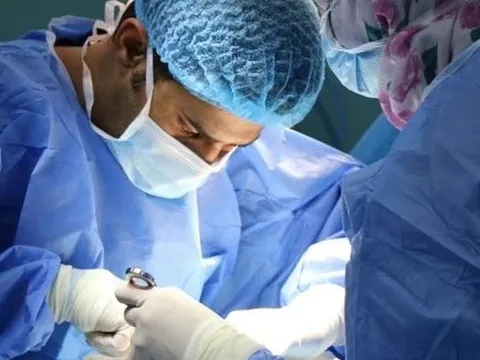 Chuyện lạ: Người đàn ông mù suốt 20 năm bất ngờ nhìn lại được sau khi... cấy răng vào mắt