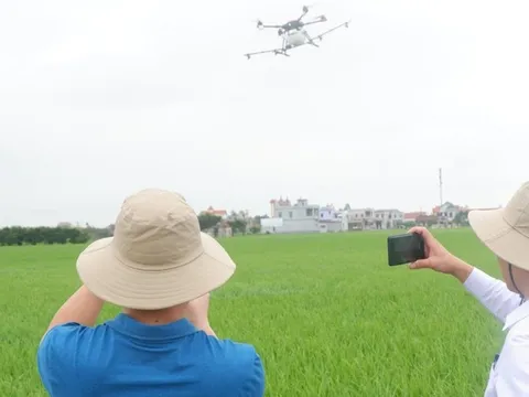 Drone: "Trợ thủ" mới của nhà nông