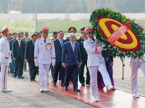 Đoàn đại biểu Đại hội Đảng bộ Mặt trận Tổ quốc, các đoàn thể Trung ương vào Lăng viếng Bác