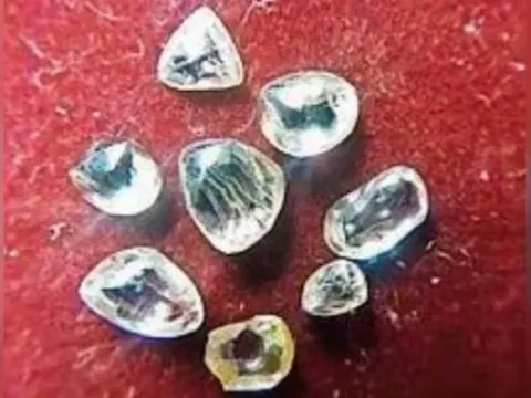 Nữ công nhân nghèo bất ngờ đổi đời sau khi tìm thấy 8 viên kim cương