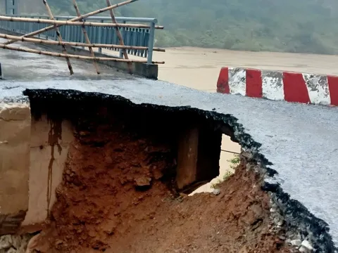 Kiên quyết cấm phương tiện đi qua đoạn đường nguy cơ sạt lở cao