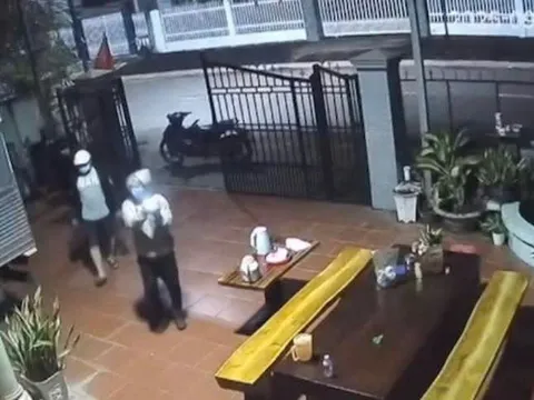 Đồng Nai: Kẻ gian phá khóa vào nhà dân, soi đèn vào camera rồi ung dung khép cổng rời đi