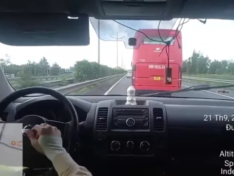 Clip: CSGT phát loa yêu cầu tài xế đi đúng làn đường trên cao tốc TPHCM – Trung Lương