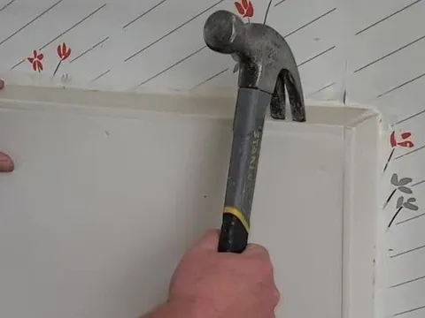 Cặp vợ chồng kinh ngạc khi phát hiện "báu vật bí ẩn" trong tường nhà