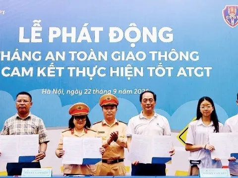 Hà Nội: Phát động tháng an toàn giao thông và ký cam kết chấp hành tại nhiều trường học