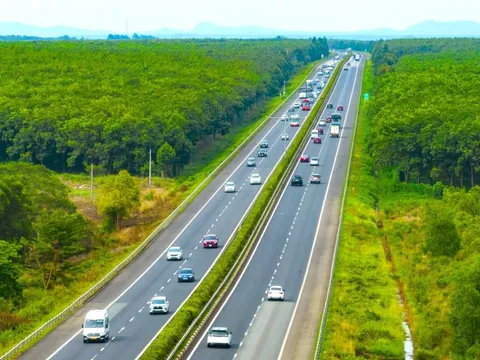 Khẩn trương cắm biển báo lý trình trên cao tốc Bắc - Nam