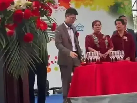 Chú rể 29 tuổi cưới vợ 51 tuổi, gia thế cô dâu gây bất ngờ