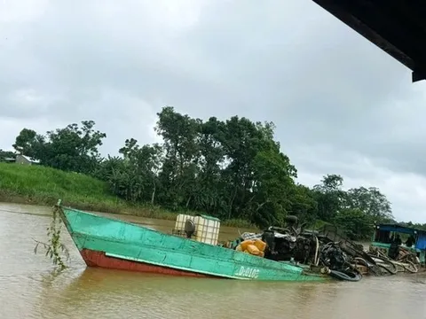 Bắt quả tang 2 tàu sắt hút cát lậu trên sông Đồng Nai