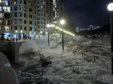 Siêu bão tiếp cận Hồng Kông (Trung Quốc) gây mưa lớn, gió mạnh