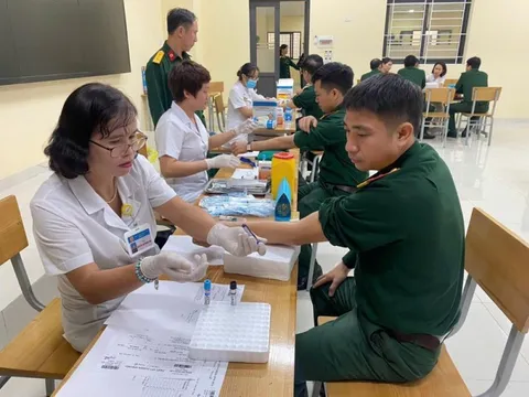 Nữ chiến sĩ áo trắng tận tụy ở bệnh xá Học viện Chính trị