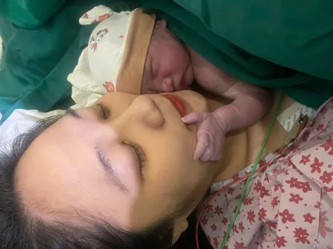 Em bé chào đời vẫn còn nguyên vẹn trong bọc ối, chỉ 1/100.000 ca