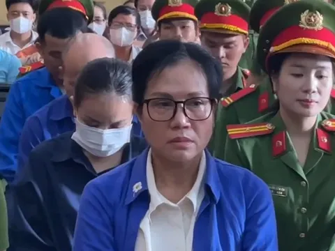 Bị chủ tọa chất vấn, cựu lãnh đạo SJC lí nhí thừa nhận chiếm hưởng vàng