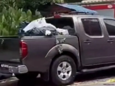 Phát hiện thi thể phụ nữ trong xe bán tải bên đường vắng