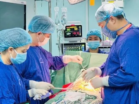 Cụ ông 80 tuổi đau bụng dữ dội, bác sĩ lấy ra thứ "đáng sợ" bên trong