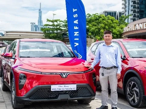 Khách mua 250 xe VinFast Limo Green: “Xe điện tối ưu lợi nhuận tốt hơn hẳn xe xăng”