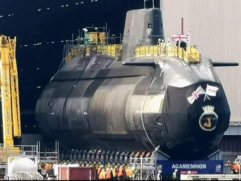 Tàu ngầm hạt nhân HMS Agamemnon đi vào hoạt động dưới sự chứng kiến của Vua Charles