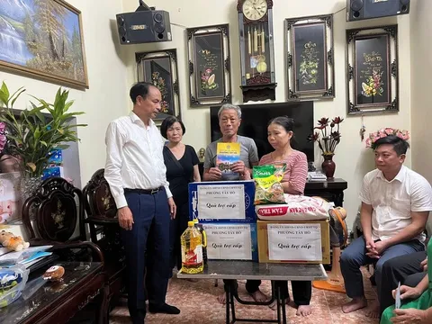 Lãnh đạo phường Tây Hồ thăm hỏi, hỗ trợ gia đình bị cháy nhà tại đường Lạc Long Quân