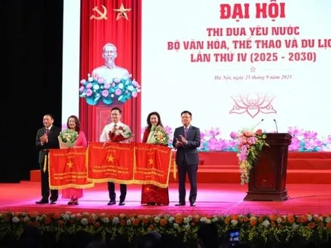 Trao tặng danh hiệu Cờ thi đua của Chính phủ cho 3 tập thể của Bộ VHTTDL