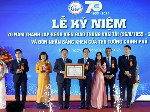 Bệnh viện GTVT nhận Bằng khen của Thủ tướng về ứng dụng phương pháp tán sỏi thận