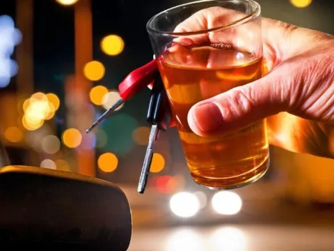 "Một số người nghĩ uống 1, 2 chén lái xe vẫn ổn, nhưng không phải"