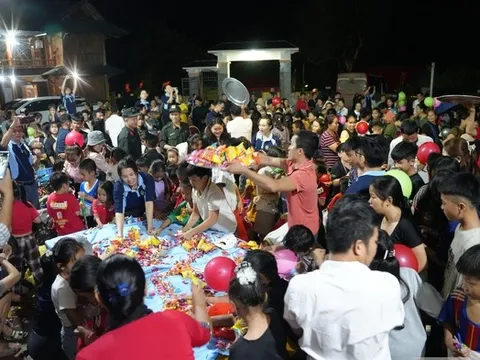 Những người làm báo Nghệ An mang "vầng trăng yêu thương" đến với trẻ em miền núi