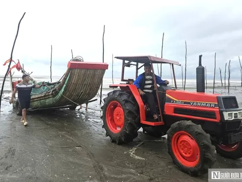 Ngư dân Nghệ An chạy đua đưa thuyền bè đi tránh bão