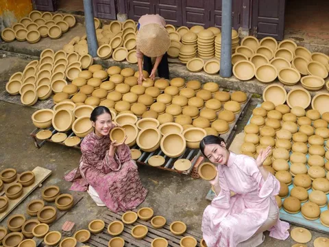 Làng gốm Thanh Hà được vinh danh Điểm du lịch cộng đồng tốt nhất