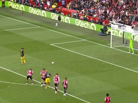 Man Utd thua sấp mặt, CĐV chỉ trích trọng tài và đối thủ vì 'trò hề' phạt đền