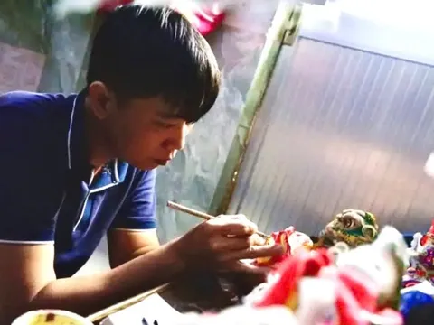 Người thổi hồn vào giấy bồi và ruy băng, mang trung thu xuất ngoại
