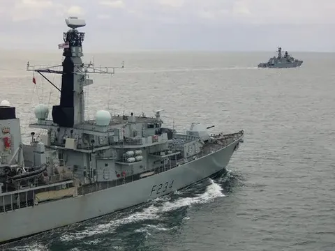 Vương quốc Anh điều khinh hạm hộ tống tàu Nga trong bối cảnh căng thẳng vì UAV