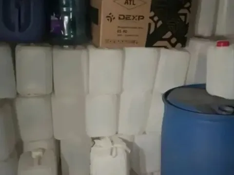 25 người tử vong sau khi uống chai rượu lậu, nữ giáo viên bị bắt