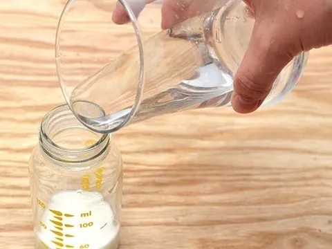 Bà ngoại dùng rượu để pha sữa khiến cháu trai nhập viện