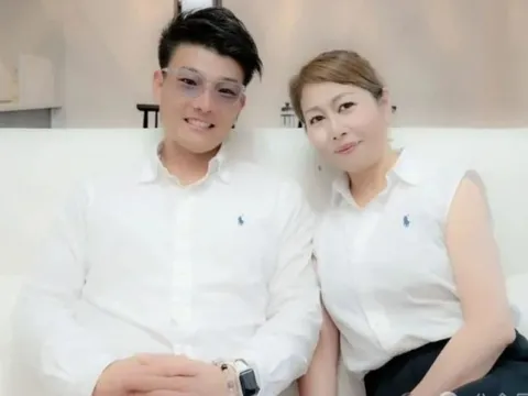 Chàng trai 33 tuổi yêu mẹ bạn cùng lớp, chi hẳn 6 tỷ mua quà "độc lạ" và cái kết bất ngờ