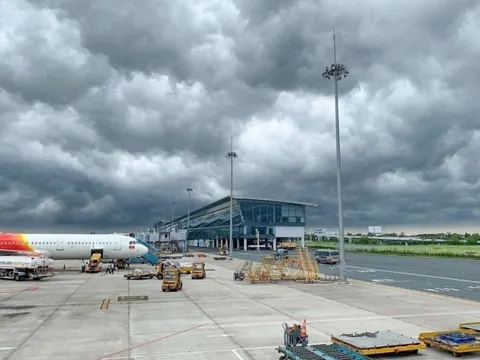 Tạm đóng cửa 4 sân bay do ảnh hưởng của bão số 10