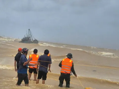 Khẩn trương ứng cứu 11 thuyền viên gặp nạn trên vùng biển Quảng Trị