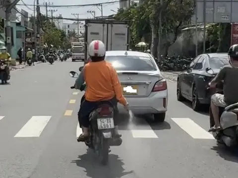 Xác minh video người phụ nữ rải "bột lạ" xuống đường