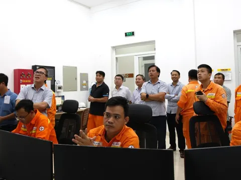 EVNNPT huy động lực lượng sẵn sàng khắc phục hậu quả bão số 10